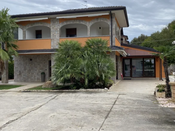 Villa unifamiliare con piscina, laghetto e pista decollo aerei privato a Mesola -FE-